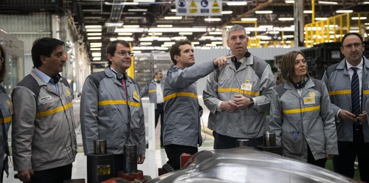 Pablo Casado en la Factoría de Renault en Palencia.