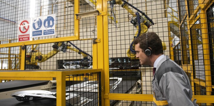 Pablo Casado en la Factoría de Renault en Palencia.