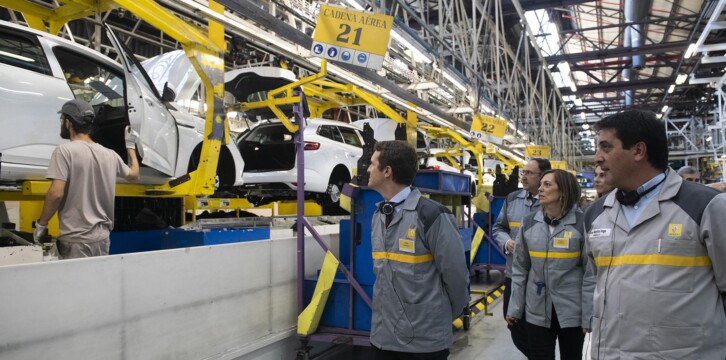 Pablo Casado en la Factoría de Renault en Palencia.