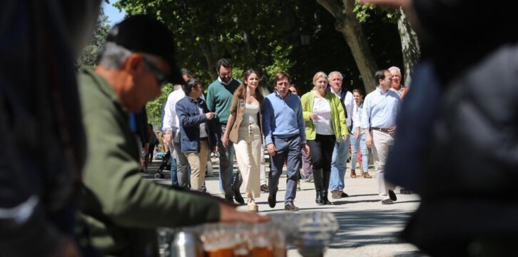Andrea Levy y José Luis Martínez-Almeida esta mañana en el Retiro