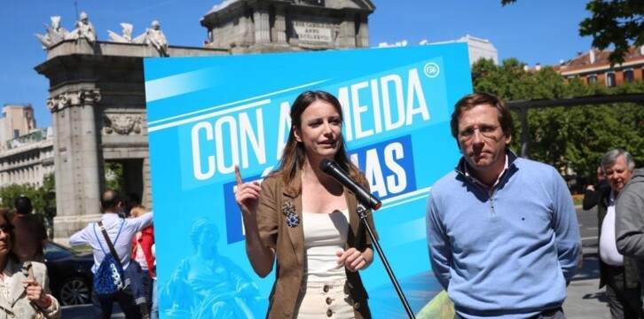 Andrea Levy y José Luis Martínez-Almeida esta mañana en el Retiro en una mesa informativa