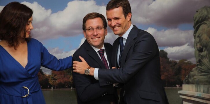 Pablo Casado y José Luis Martínez-Almeida en el acto de constitución de la corporación municipal, elección y toma de posesión del alcalde de Madrid