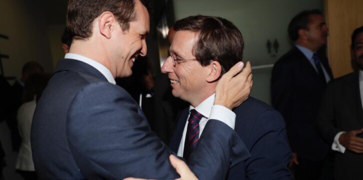 Pablo Casado y José Luis Martínez-Almeida en el acto de constitución de la corporación municipal, elección y toma de posesión del alcalde de Madrid
