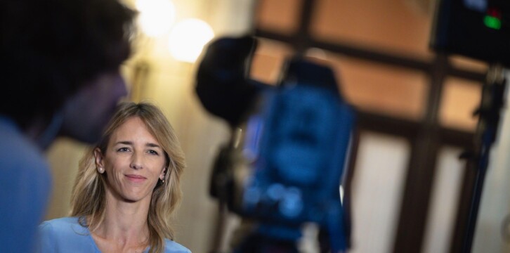 Cayetana Álvarez de Toledo que asiste a la celebración de la sesión plenaria extraordinaria del Parlamento catalán, en la que interviene el presidente del PP de Cataluña, Alejandro Fernández.