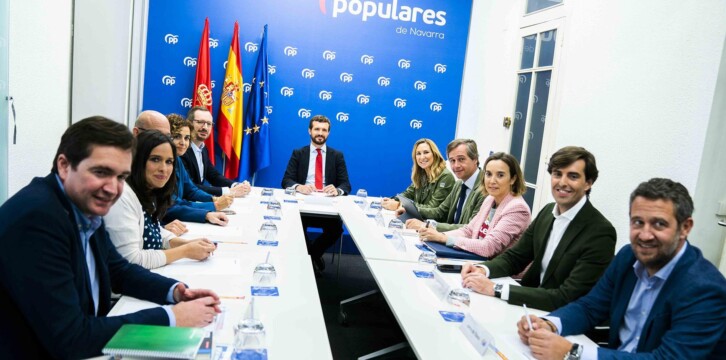 Pablo Casado interviene antes los medios en su visita al Ayuntamiento de Pamplona.