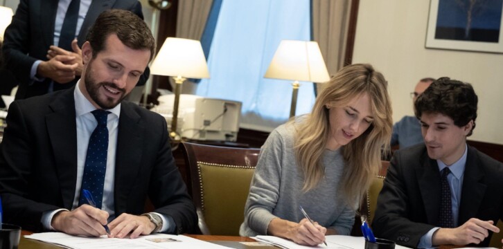 Cayetana Álvarez de Toledo firma su acta como diputada en la XIV Legislatura