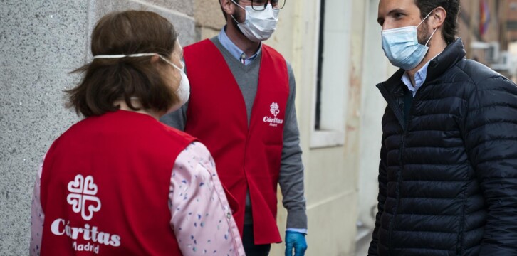 Visita al economato de Cáritas en el barrio madrileño de Tetuán