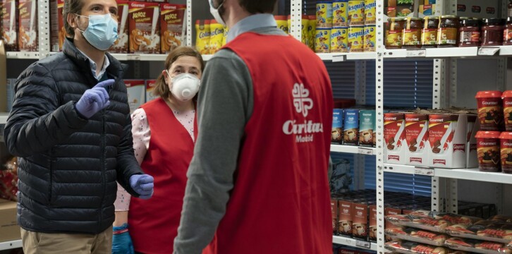 Visita al economato de Cáritas en el barrio madrileño de Tetuán