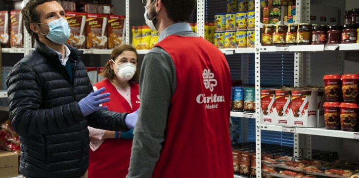 Visita al economato de Cáritas en el barrio madrileño de Tetuán