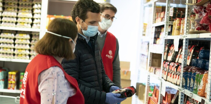Visita al economato de Cáritas en el barrio madrileño de Tetuán