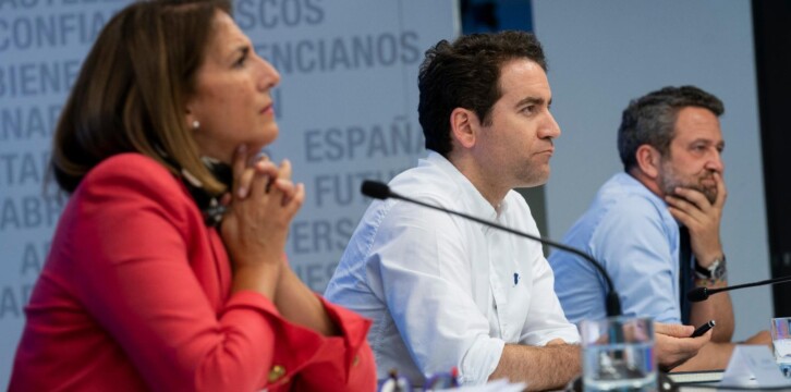 Isabel Borrego, Teodoro García Egea y Jaime de Olano en la inauguración de la tercera jornada del seminario del PP