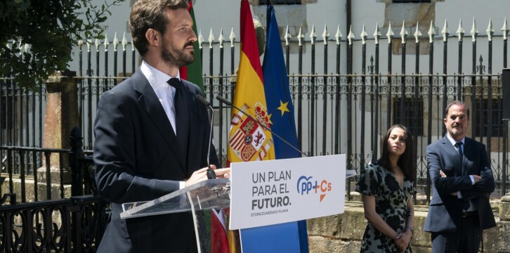 Pablo Casado junto a Carlos Iturgaiz e Inés Arrimadas desde Gernika