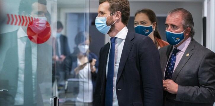Pablo Casado junto a la presidenta de la AVT, Maite Araluce