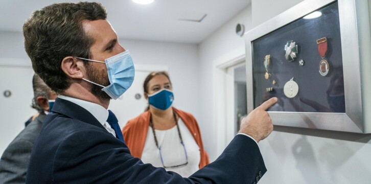 Pablo Casado junto a la presidenta de la AVT, Maite Araluce