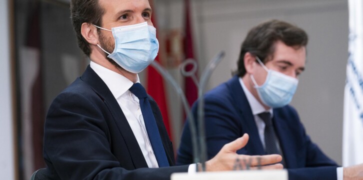 Pablo Casado con la presidenta de la AVT, Maite Araluce
