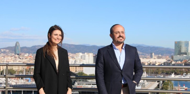 Alejandro Fernández da la bienvenida a Lorena Roldán