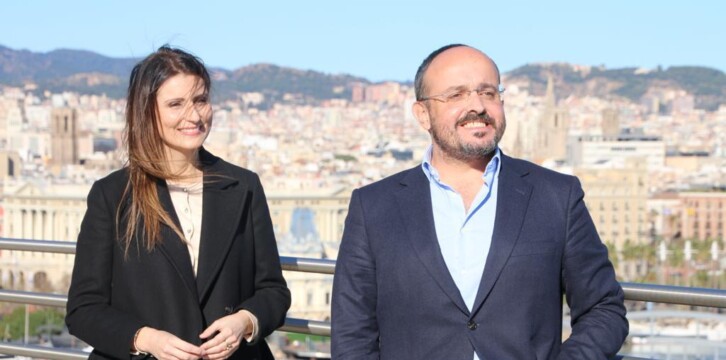 Alejandro Fernández da la bienvenida a Lorena Roldán