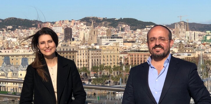 Alejandro Fernández da la bienvenida a Lorena Roldán