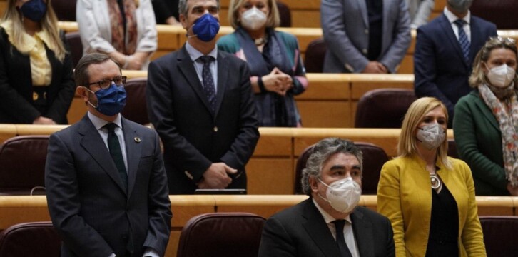 Los senadores del GPP durante el minuto de silencio