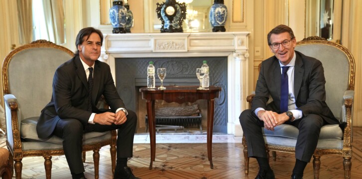 Alberto Núñez Feijóo en su reunión con Luis Lacalle Pou