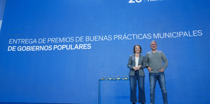 Cuca Gamarra y Elías Bendodo en la 26 Interparlamentaria del PP