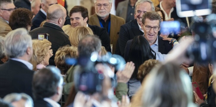 Alberto Núñez Feijóo y Jorge Azcón en el acto de entrega de carnés a nuevos afiliados