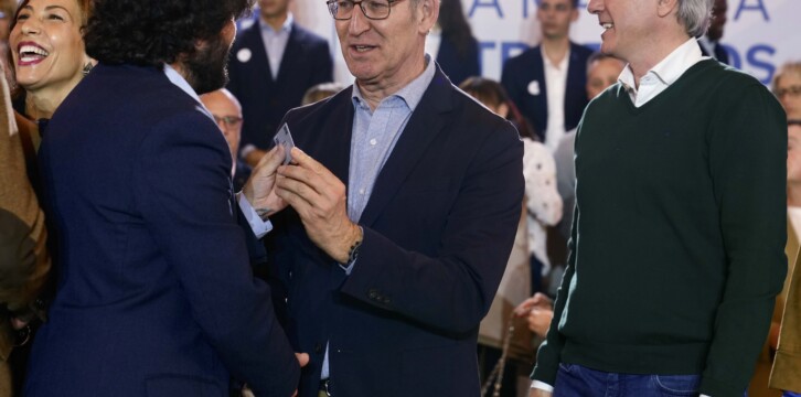 Alberto Núñez Feijóo y Jorge Azcón en el acto de entrega de carnés a nuevos afiliados