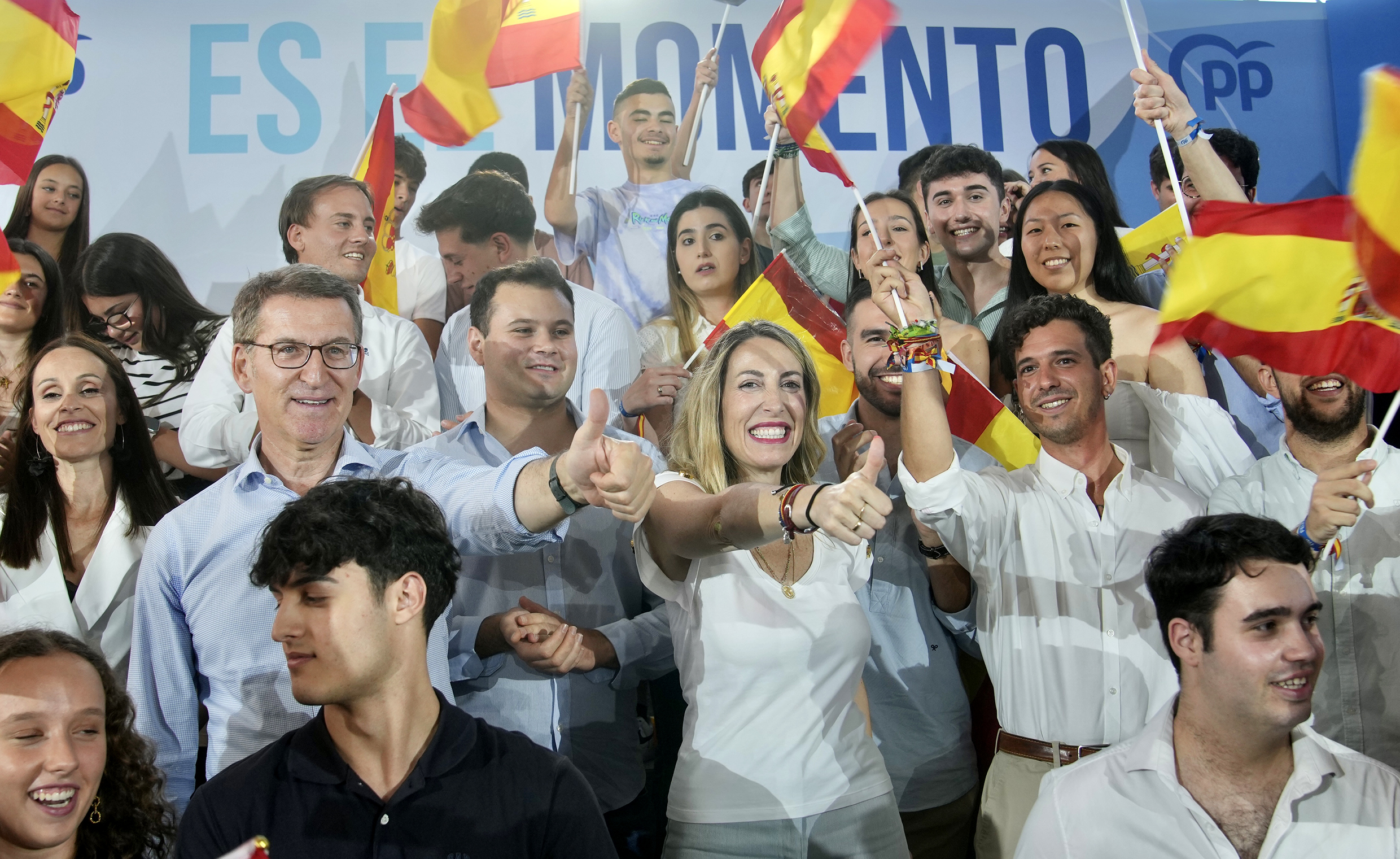 El presidente, Alberto Núñez Feijóo, María Guardiola y Antonio Cavacasillas en el mitin celebrado en Badajoz