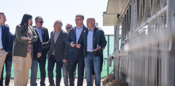 Alberto Núñez Feijóo en su visita a una explotación ganadera en Lleida