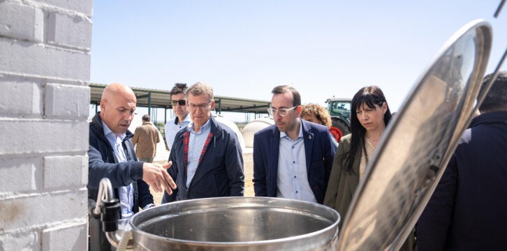Alberto Núñez Feijóo en su visita a una explotación ganadera en Lleida