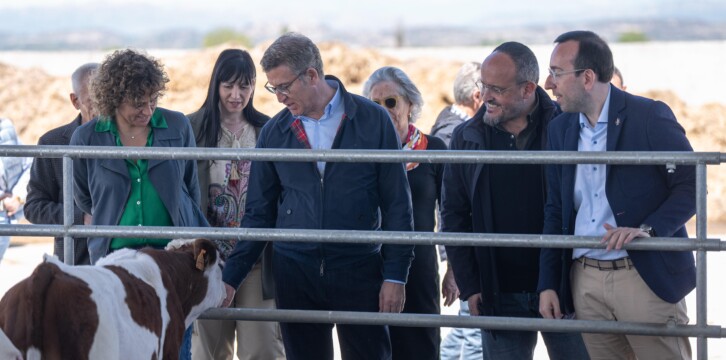 Alberto Núñez Feijóo en su visita a una explotación ganadera en Lleida