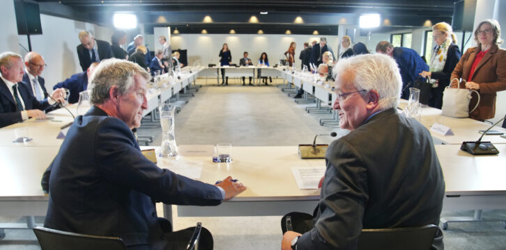 Alberto Núñez Feijóo se reúne con embajadores y otros representantes de países integrantes de la OTAN y de la Unión Europea.