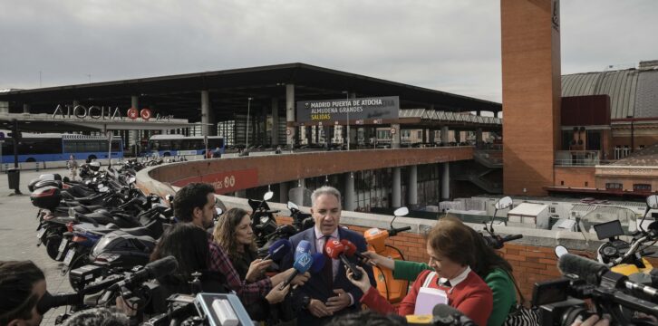 Elías Bendodo ofrece declaraciones a los medios en Atocha