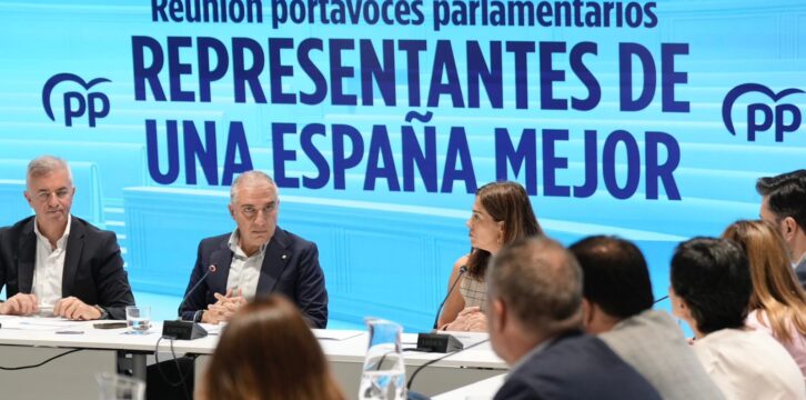 Elías Bendodo, en su reunión con los portavoces autonómicos del PP