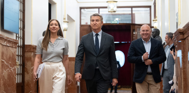 Feijóo atiende a los medios en el Congreso
