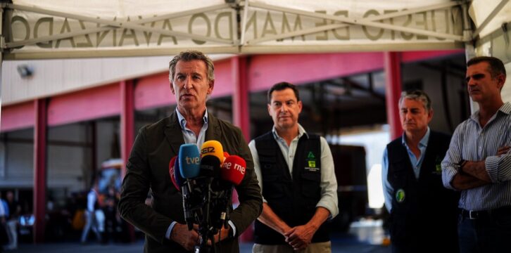 Feijóo visita junto a Juanma Moreno el Puesto de Mando del incendio de Los Gallardos