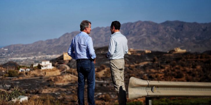 Feijóo visita junto a Juanma Moreno el Puesto de Mando del incendio de Los Gallardos