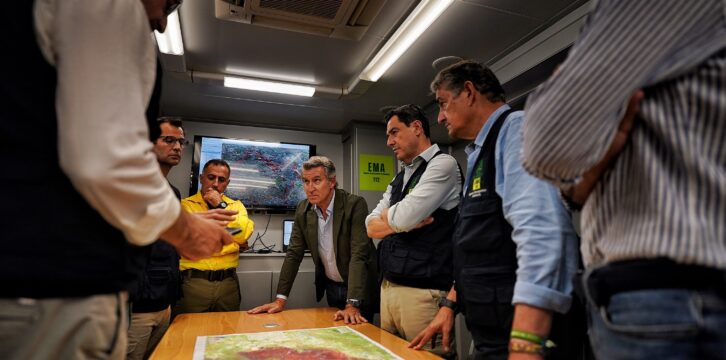 Feijóo visita junto a Juanma Moreno el Puesto de Mando del incendio de Los Gallardos