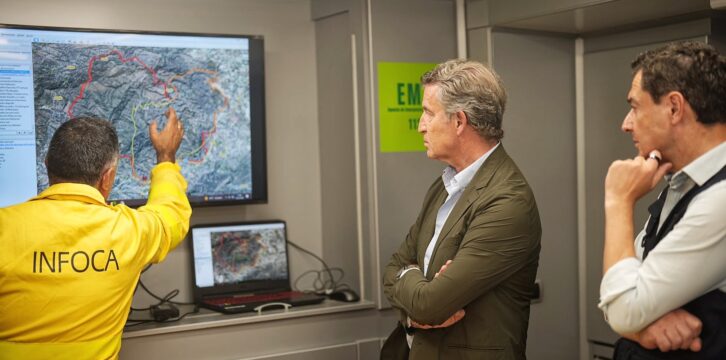 Feijóo visita junto a Juanma Moreno el Puesto de Mando del incendio de Los Gallardos