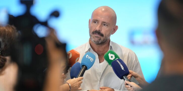 Jaime de los Santos atiende a los medios en Génova