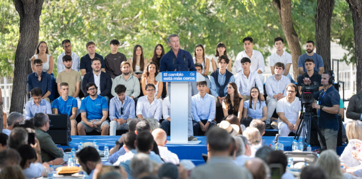 Alberto Núñez Feijóo clausura un acto en Badalona.
