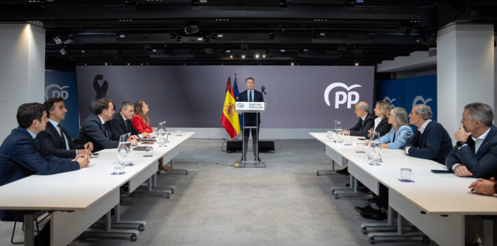Feijóo ofrece una rueda de prensa tras su reunión con expertos en infraestructura y servicios ferroviarios