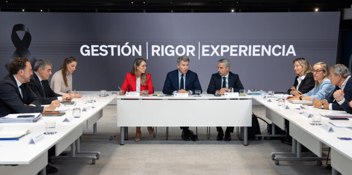 Feijóo se reúne con expertos en infraestructuras y servicios ferroviarios
