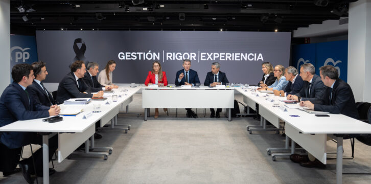 Feijóo se reúne con expertos en infraestructuras y servicios ferroviarios