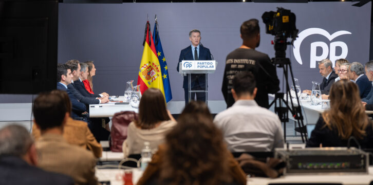 Feijóo ofrece una rueda de prensa tras su reunión con expertos en infraestructura y servicios ferroviarios